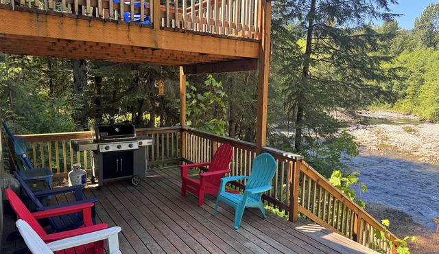 Fantastic river cabin near Mount Hood with private hot tub, firepit & wood stove
