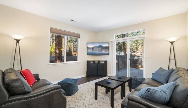 Fantastic Single Level Family Retreat, Fenced Yard, Huge Deck w/Seating, 5 Minutes to Downtown Bend