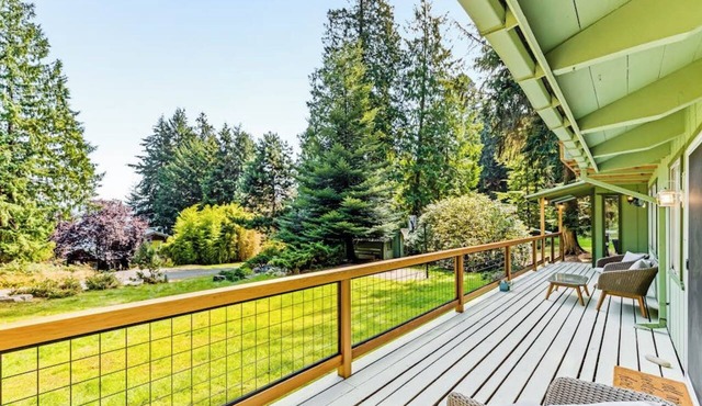 Fantastic Waterfront Retreat in Eastsound with Expansive Deck and Stylish Interior - Dog Friendly in Eastsound