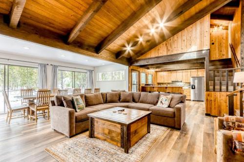Forest retreat with a hot tub and bikes - pool access & minutes from the village