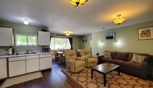 {Forget-Me-Not Inn} Alaskan Vacation Rental (Bear Suite)