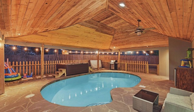 Friendswood 4BR: Fun Backyard w/Pool, Spa, Grill