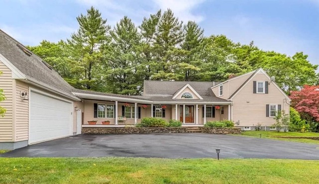 Full House for 12 with Pool Table; Near Boston and Beaches!