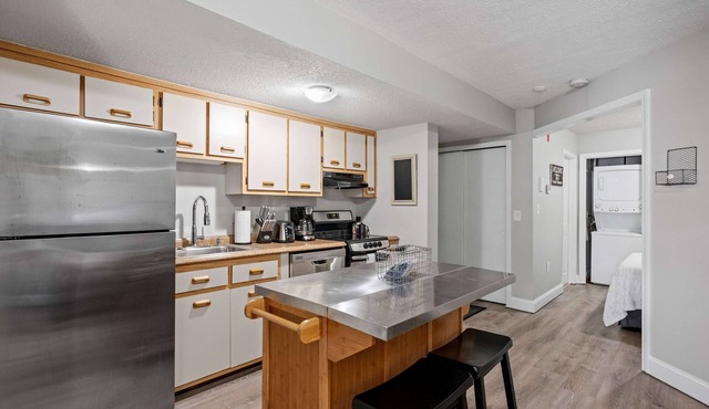 Fully Furnished 1st Floor, 1 Bed, 1 Bath Condo - Close To Shopping & Hwys North&