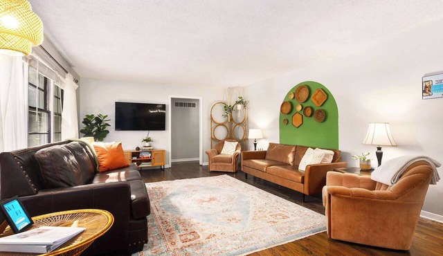 Fun & Convenient Sleeps 10! Putting green and BBQ Grill.