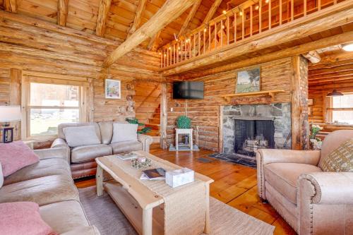 Furnished Deck + Views: Walpole Cabin Retreat