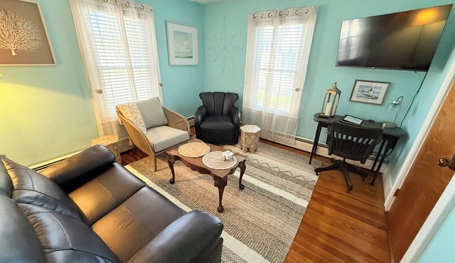 Gallows Hill Guest House, Charming 2BR Apartment on Gallows Hill in Salem, MA