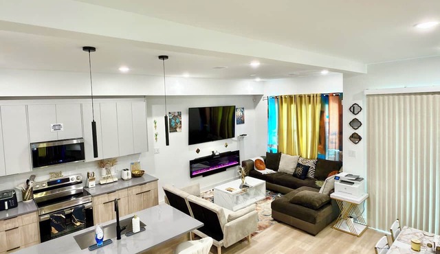 Game Room, Hot tub, Pool table, Gym, Arcade, Grill, Gazebo, 7 min to NRG MED CTR