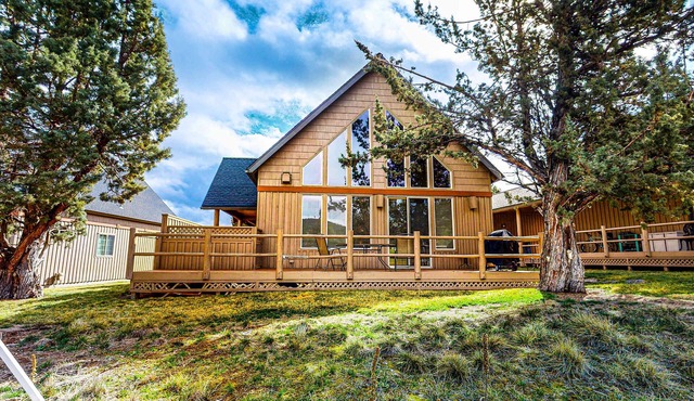 Gorgeous chalet withprivate deck, fireplace, 3 pools, and gym