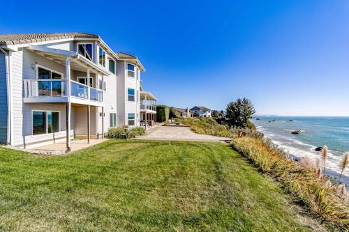 Gorgeous oceanfront estate with amazing views & hot tub - steps to quiet beach