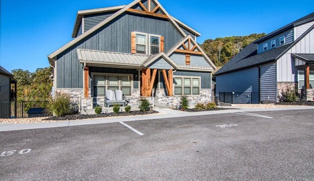 Gorgeous Table Rock Lake View! Hot Tub, Pool! in Branson