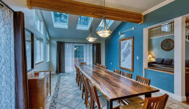 Grandeur Gathering Luxurious retreat with hot tub
