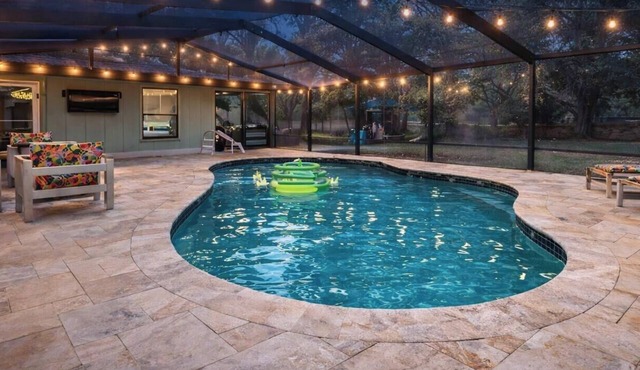Green Escape · 1-Acre Private Oasis · Screened Pool · 5 Min to Lakewood Ranch