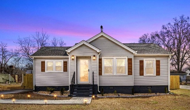 Greenville Cozy Retreat, Modern 3BR 1 BA, fenced backyard, minutes to Downtown.