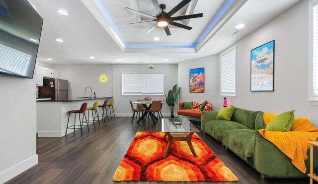 Groovy Getaway: king suites, sleeps 8, dogs ok!