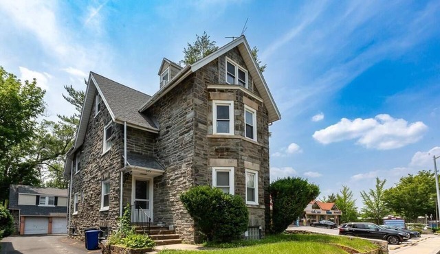 Ground-Level 2B/2B Apt in Bryn Mawr w/Parking