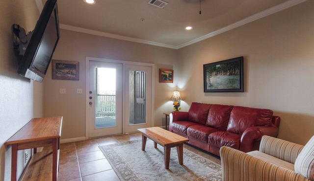 Gruene Getaway: River View Condo Steps from Music & Dining in Historic Gruene