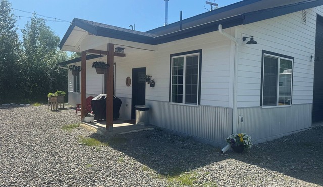 Guesthouse w/king bed, lots of amenities, & close to town