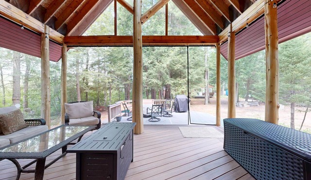 Handcrafted Home in Ossipee, explore the Lakes & Mountains in Ossipee