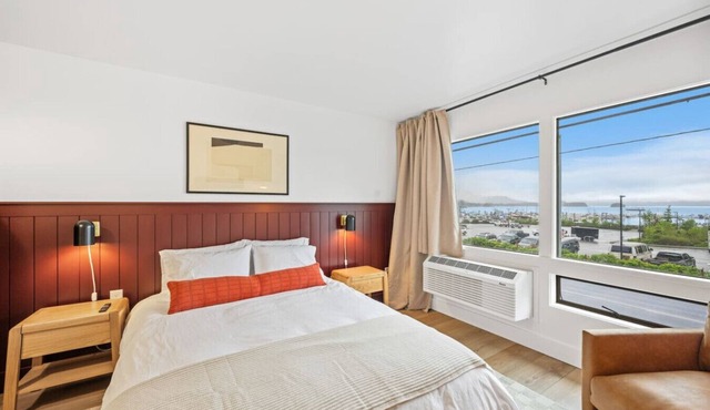 Harbor Hub Retreat | Walk to Tours & Dining