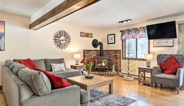 Hartford Escape w/Fire Pit ~ 3 Mi to Ski & Golf!