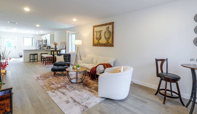 Hickory Townhome w/Deck: Near Lake & Foothills! in Hickory