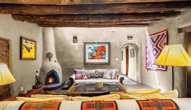 Historic Adobe, Kiva Fireplace, Walk to Canyon Rd