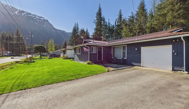 Home Near Mendenhall Glacier with Large Backyard