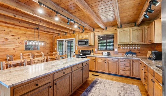 Hot Tub, Fire Pit, WiFi, EV Charger | Biggie cabin near Red River Gorge, KY!
