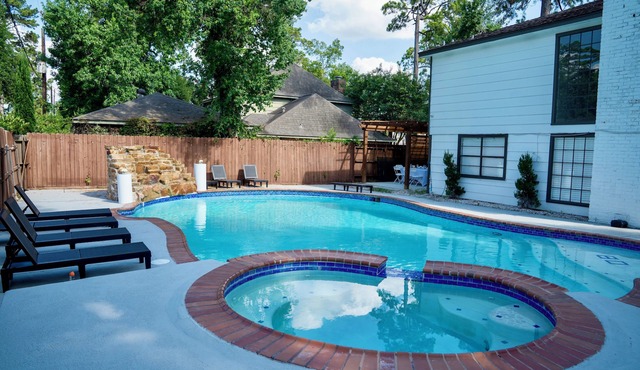 Houston’s poolside vacation home