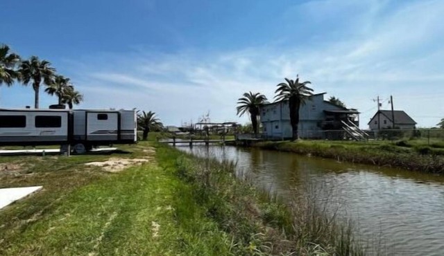 Huge RV Campsite less than a mile from the beach!