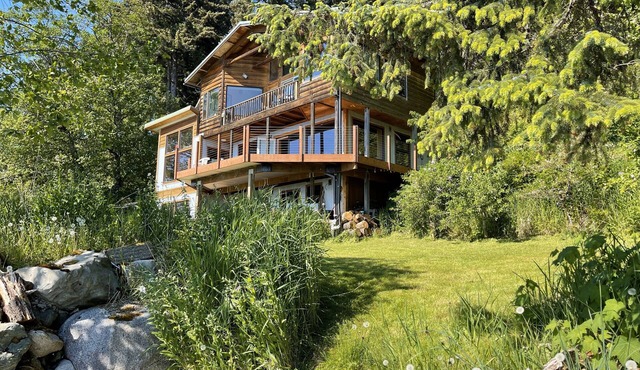 Humpback Hideaway: Private sauna and hot tub with ocean and beach access!