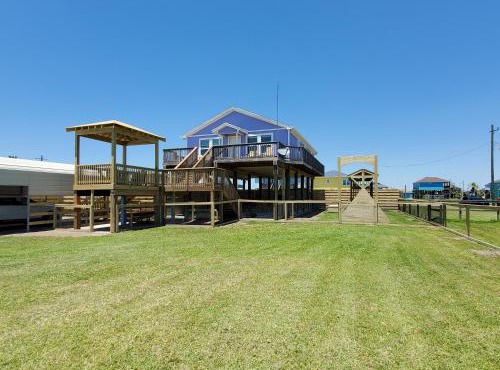 Ibis Isle- Crystal Beach-Sleeps 12-Walk to Beach & The Big Store-Fenced Yard & Gazebo-Pet & Kid Friendly-In Town-Family Friendly