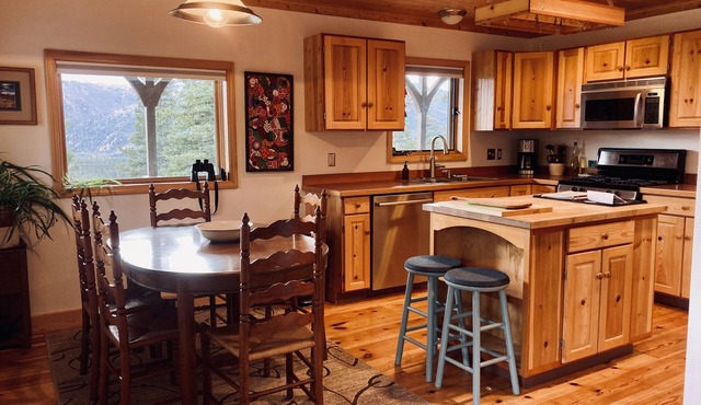 Impressive Mountain Views. Craftsman Home. Less than 10 miles to bus depot