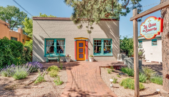 Incredible plaza location - 3 min walk! Lavish property w/sauna & steam room.