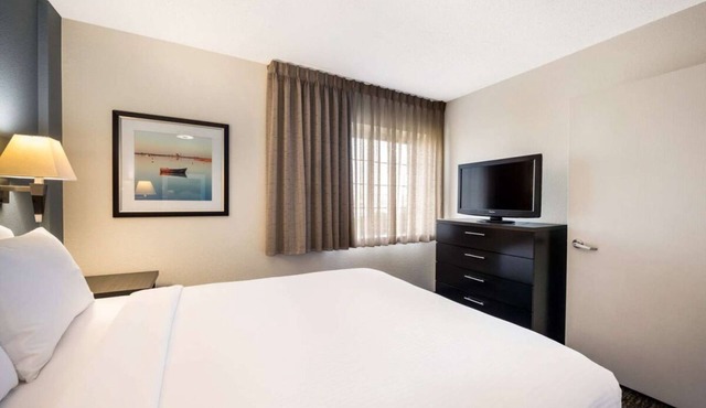 Indulge in Home-Like Comfort! Fully-equipped Kitchen, Pet-friendly Property!
