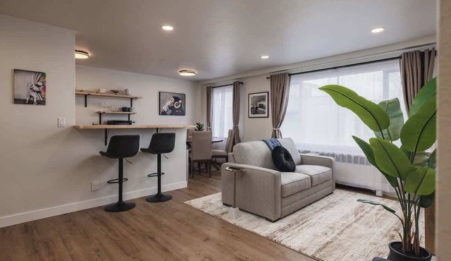 Inlet View Luxe -King Suite - Downtown Anchorage