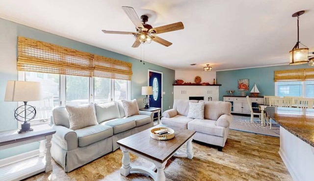 Inviting home near beaches with fast WiFi, AC, full kitchen & W/D - dog-friendly