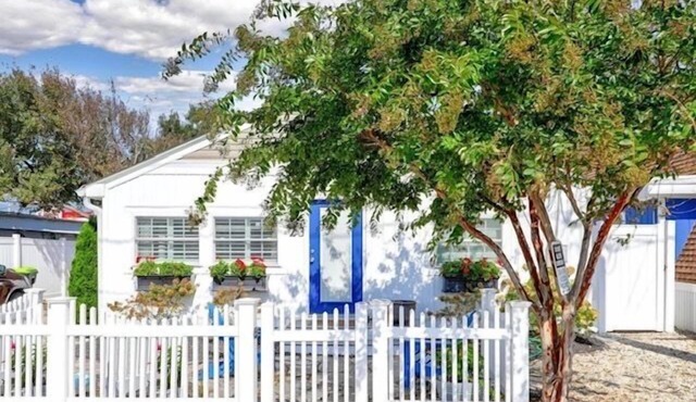 JUST STEPS TO THE BEACH AND DOG FRIENDLY!