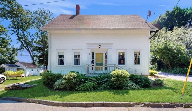 Kennebec View- Charming Cape-style House with Panoramic River Views and Modern Amenities in Bath