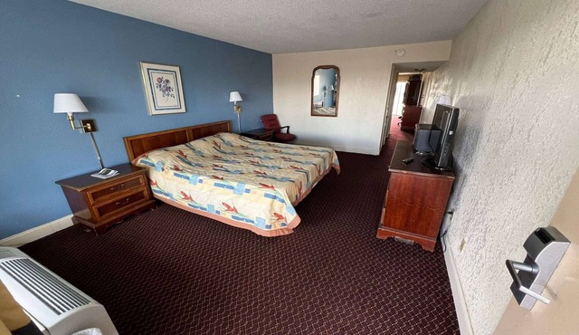 King Bed Smoking with Kitchenette