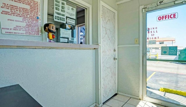 King Bed with Kitchenette Non-Smoking
