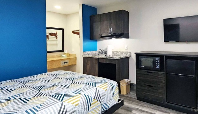 King Kitchenette Non-Smoking Room at Scottish Inns and Suites in Wharton