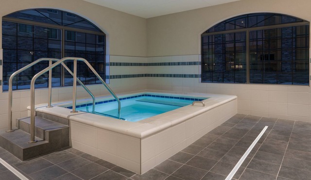 King Suite With Walk-In Shower & Free Breakfast