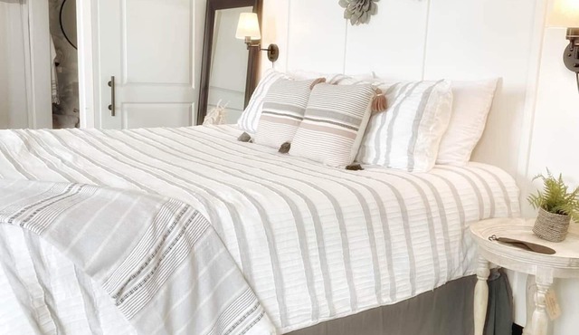 Kingsize Bed - Romantic Getaway on the Homer Spit