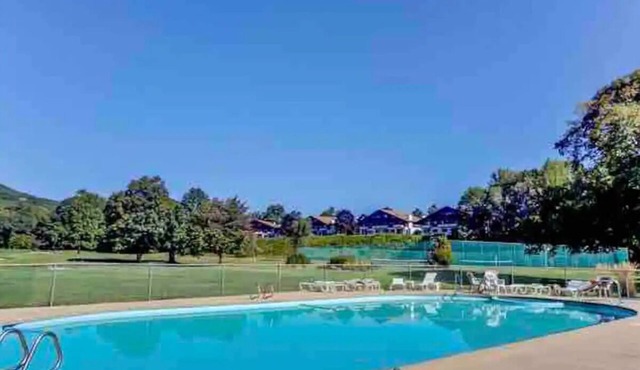 Knotty Chipmunk - Golf, Outdoor Pool + Story Land in Glen