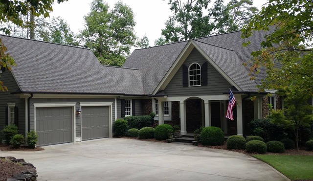 Lake Front & Golf Course View 4 Bed/4.5 Bath in Reynolds!