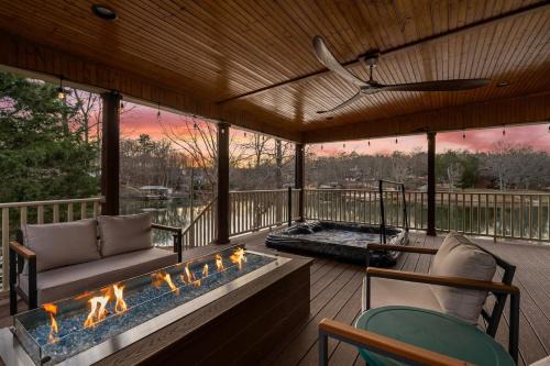 Lake House, Fire Table, Hot Tub, Screened in Porch