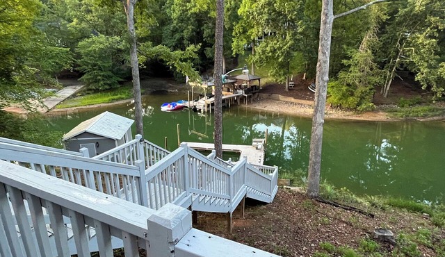 Lake Living's best! "Chillax" with 3brm, 2 Kings and 2-XL twins, 2 bath