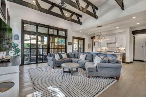 Lake Travis Cottage - Hot Tub - Pickleball - BBQ